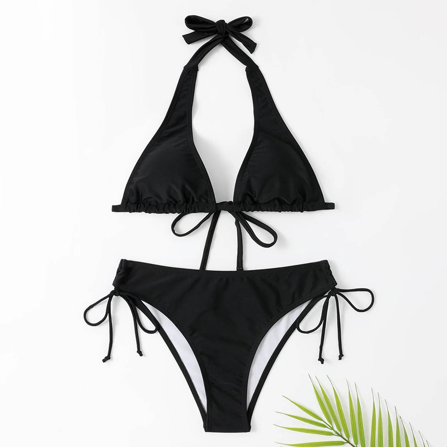 Van Wijnen Mode | De klassieke zwarte halterbikini